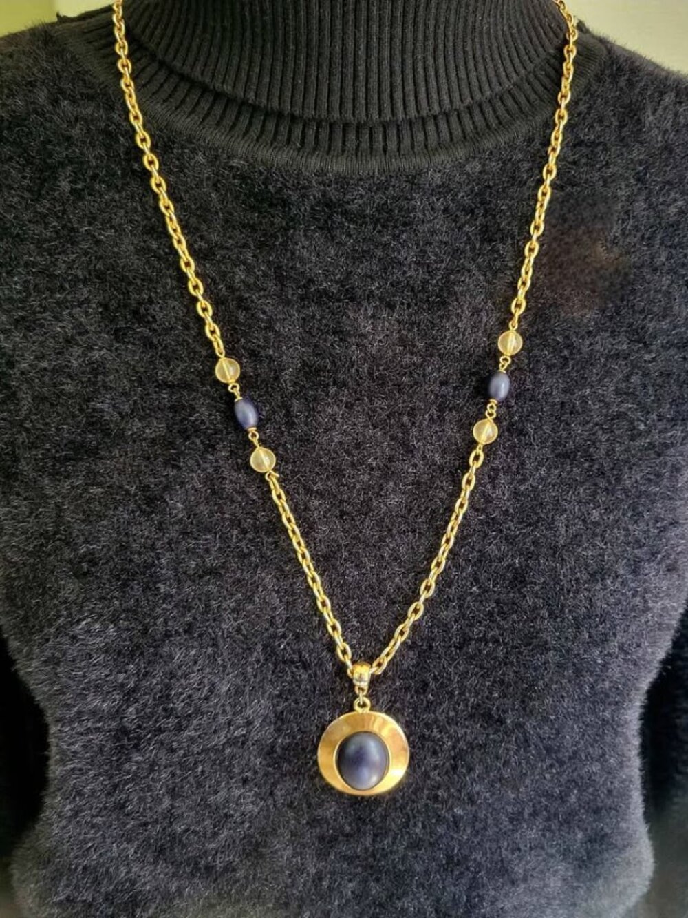 Vintage Worthington Beautiful Gold-Tone Necklace with Plastic Beads